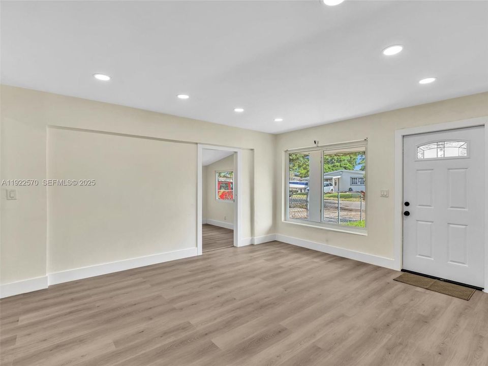 For Sale: $499,999 (3 beds, 2 baths, 997 Square Feet)