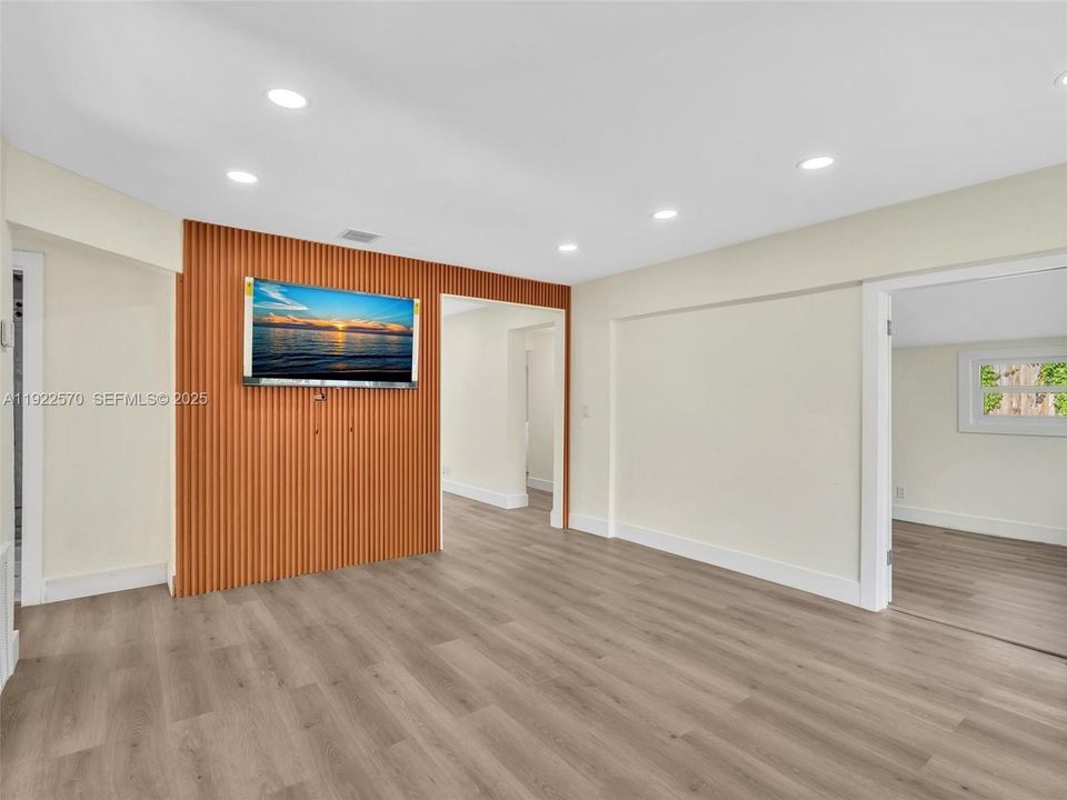 For Sale: $499,999 (3 beds, 2 baths, 997 Square Feet)