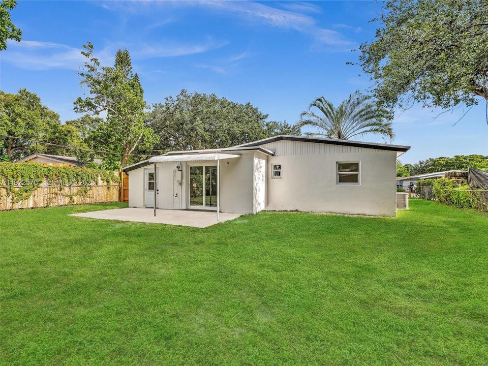 For Sale: $499,999 (3 beds, 2 baths, 997 Square Feet)