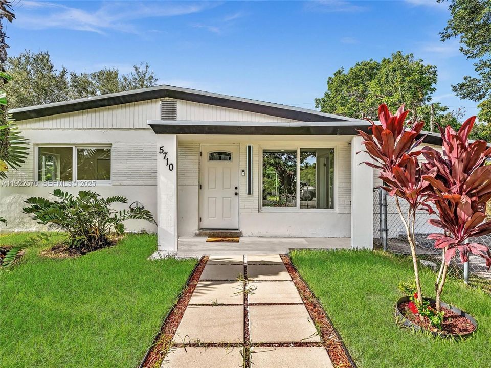 For Sale: $499,999 (3 beds, 2 baths, 997 Square Feet)