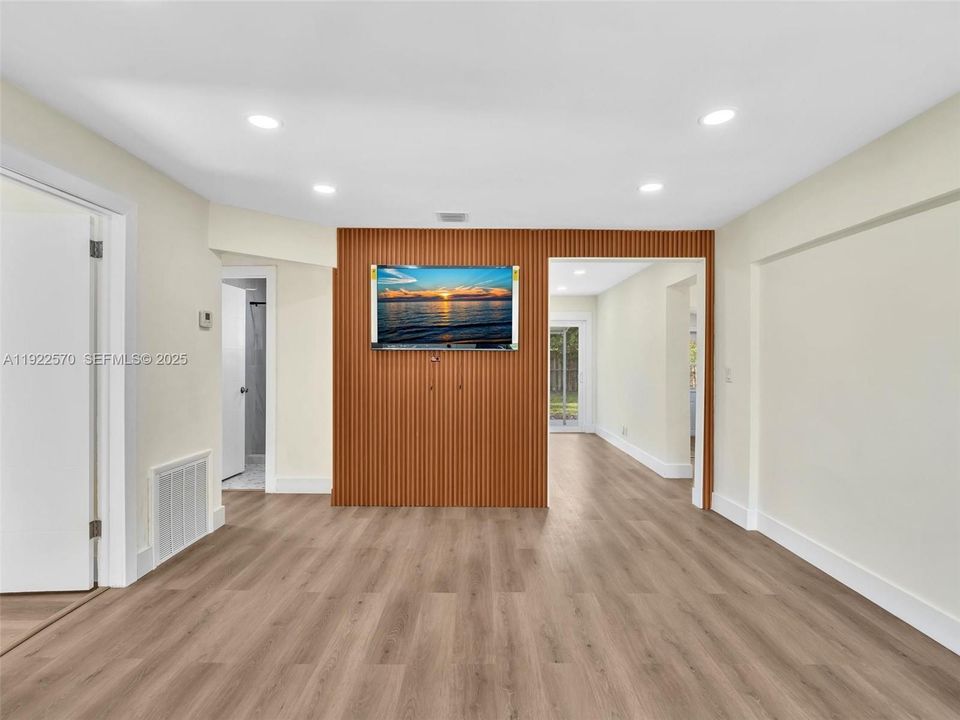 For Sale: $499,999 (3 beds, 2 baths, 997 Square Feet)