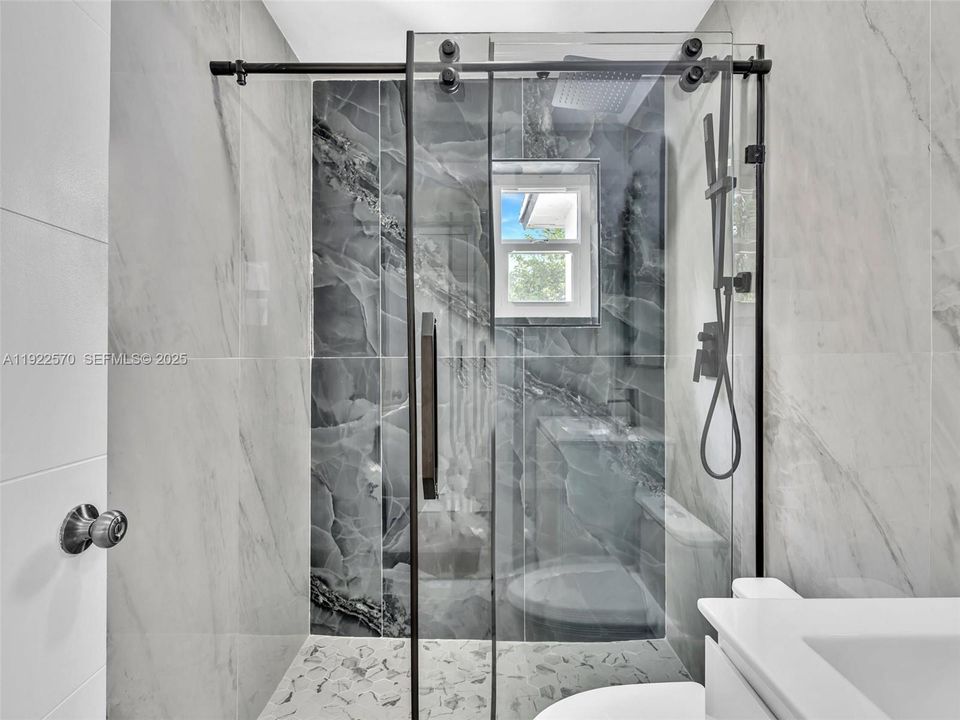 For Sale: $499,999 (3 beds, 2 baths, 997 Square Feet)