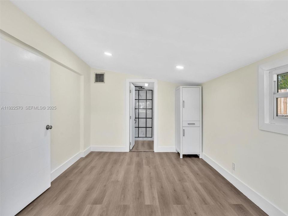 For Sale: $499,999 (3 beds, 2 baths, 997 Square Feet)