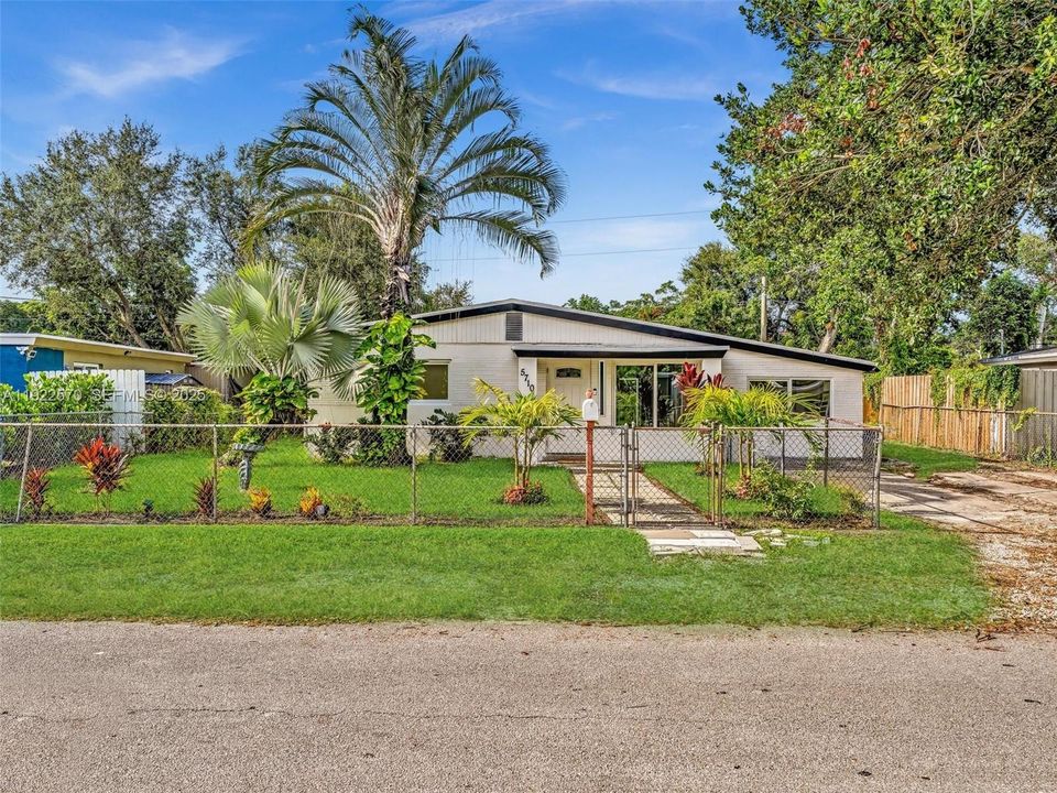 For Sale: $499,999 (3 beds, 2 baths, 997 Square Feet)