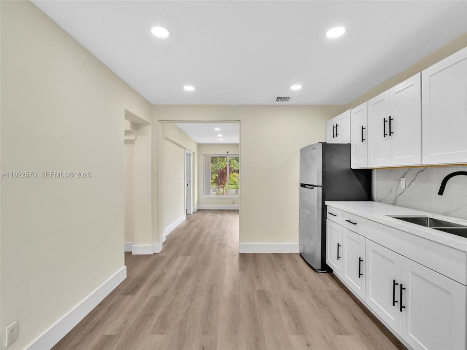 For Sale: $499,999 (3 beds, 2 baths, 997 Square Feet)