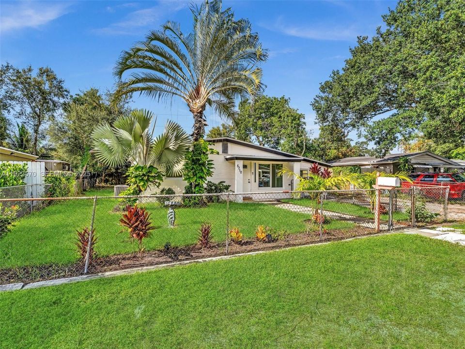 For Sale: $499,999 (3 beds, 2 baths, 997 Square Feet)