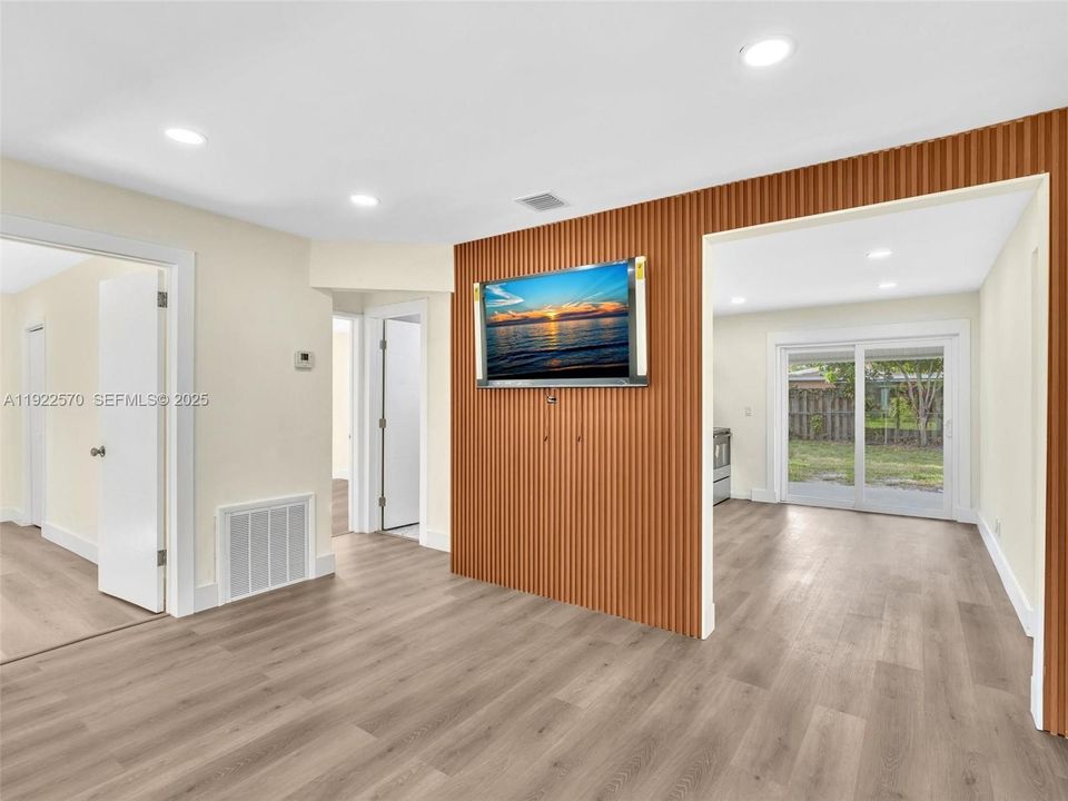 For Sale: $499,999 (3 beds, 2 baths, 997 Square Feet)