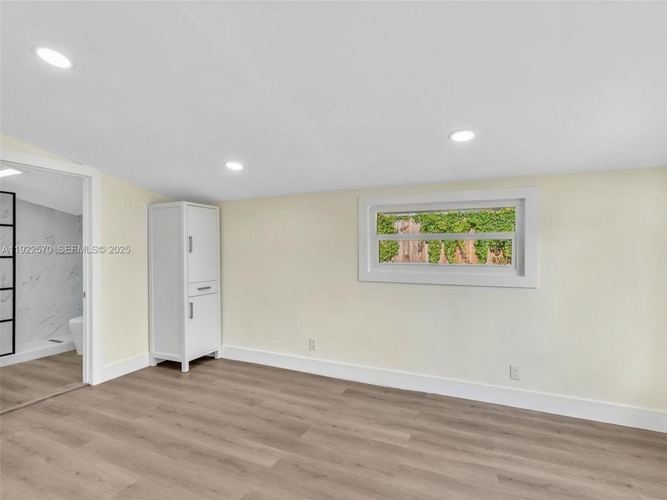 For Sale: $499,999 (3 beds, 2 baths, 997 Square Feet)