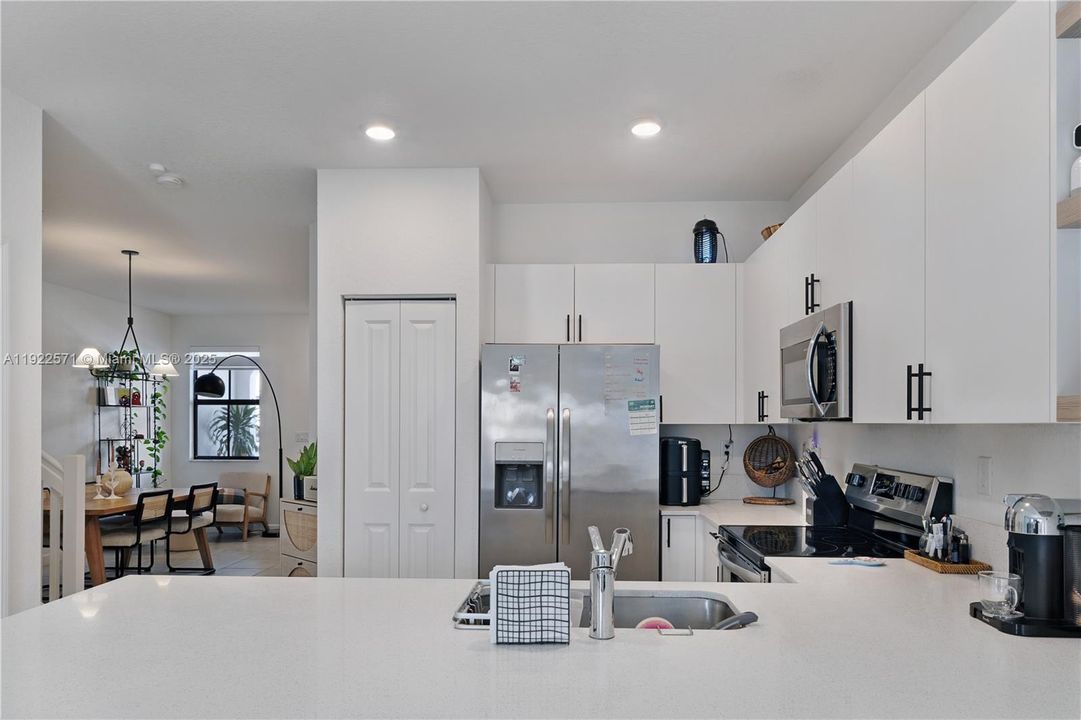 For Sale: $500,000 (3 beds, 2 baths, 1695 Square Feet)