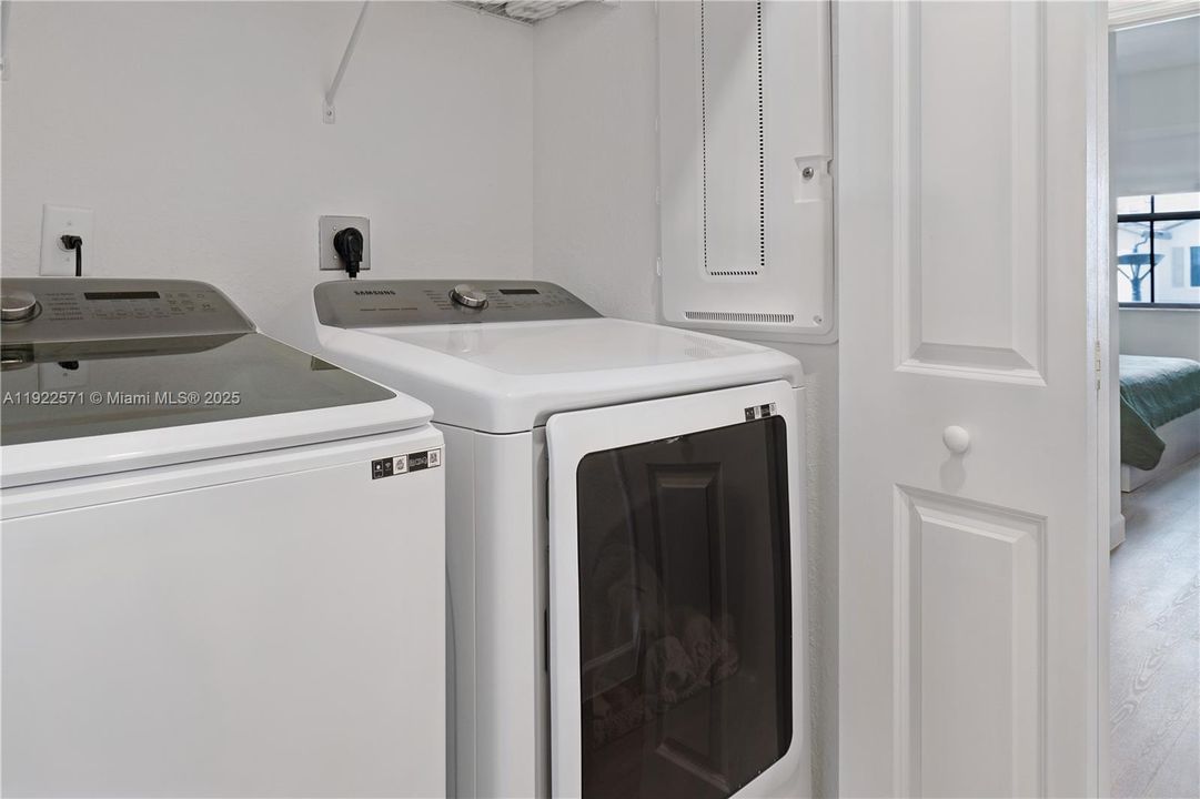 For Sale: $500,000 (3 beds, 2 baths, 1695 Square Feet)