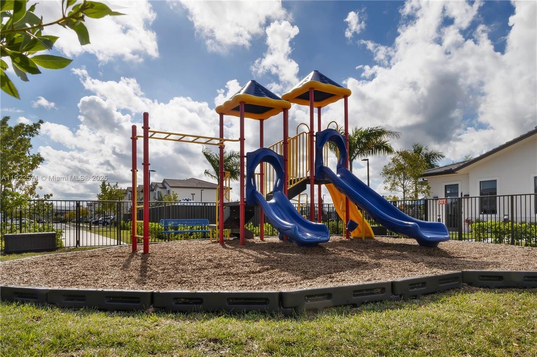 For Sale: $500,000 (3 beds, 2 baths, 1695 Square Feet)