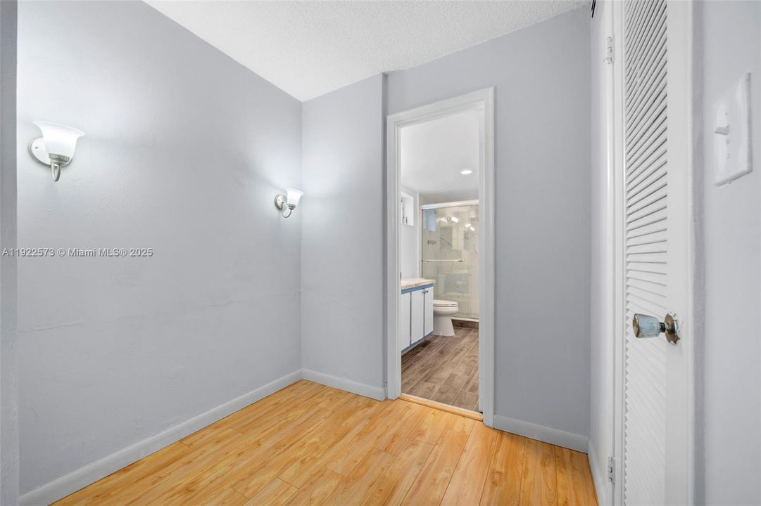 For Sale: $279,999 (2 beds, 2 baths, 1110 Square Feet)