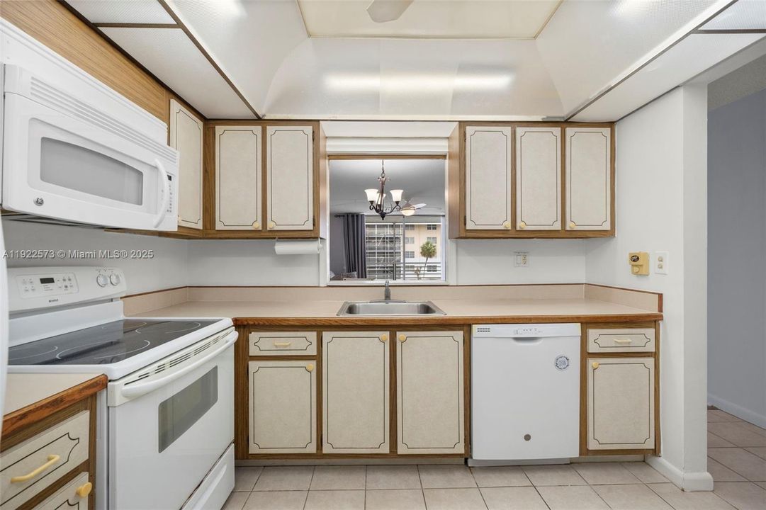 For Sale: $279,999 (2 beds, 2 baths, 1110 Square Feet)