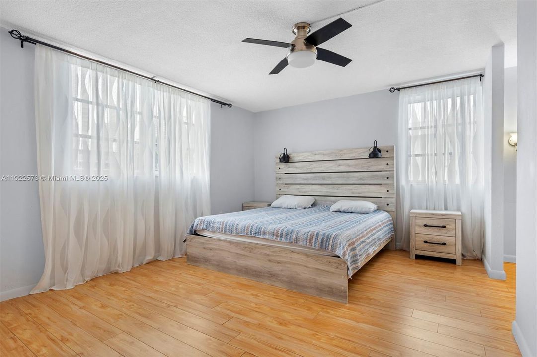 For Sale: $279,999 (2 beds, 2 baths, 1110 Square Feet)