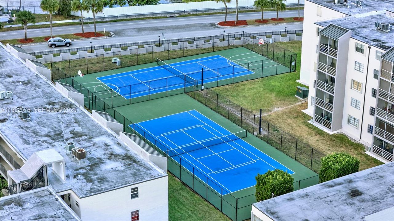 For Sale: $240,000 (2 beds, 2 baths, 1117 Square Feet)