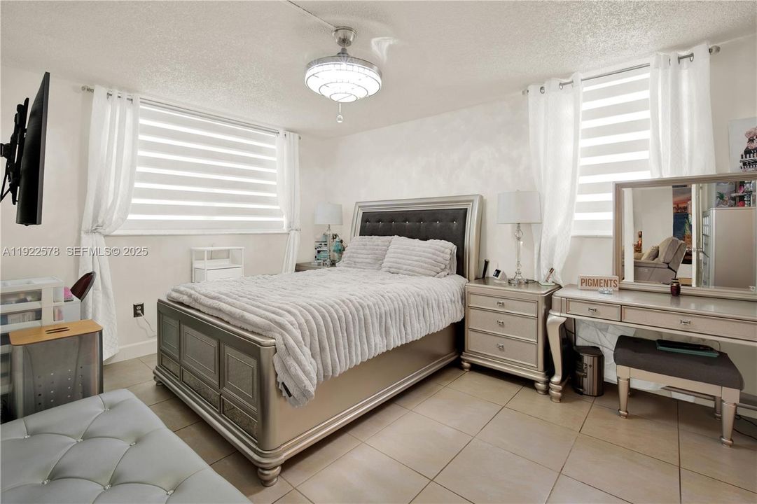 For Sale: $240,000 (2 beds, 2 baths, 1117 Square Feet)