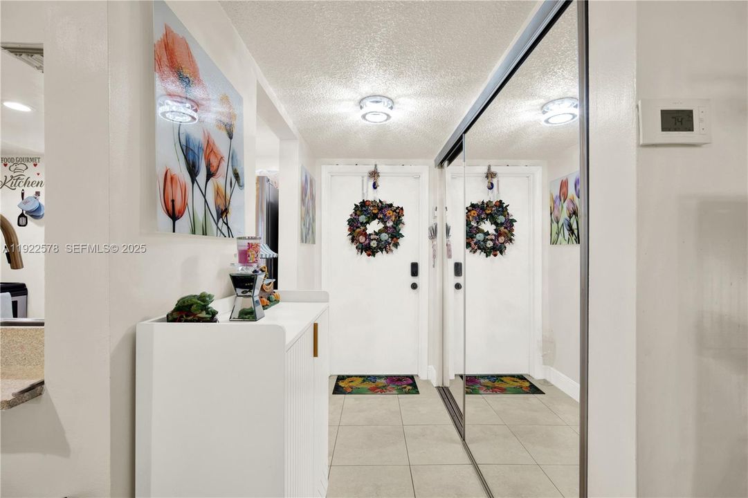 For Sale: $240,000 (2 beds, 2 baths, 1117 Square Feet)