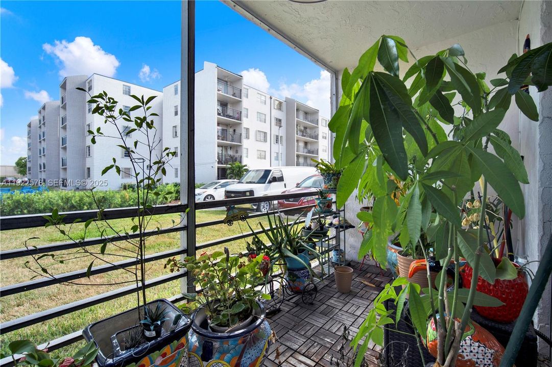 For Sale: $240,000 (2 beds, 2 baths, 1117 Square Feet)