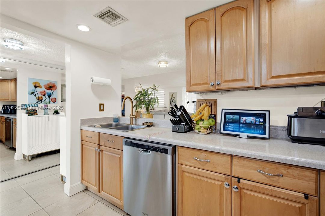 For Sale: $240,000 (2 beds, 2 baths, 1117 Square Feet)