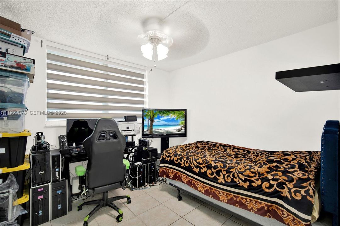 For Sale: $240,000 (2 beds, 2 baths, 1117 Square Feet)