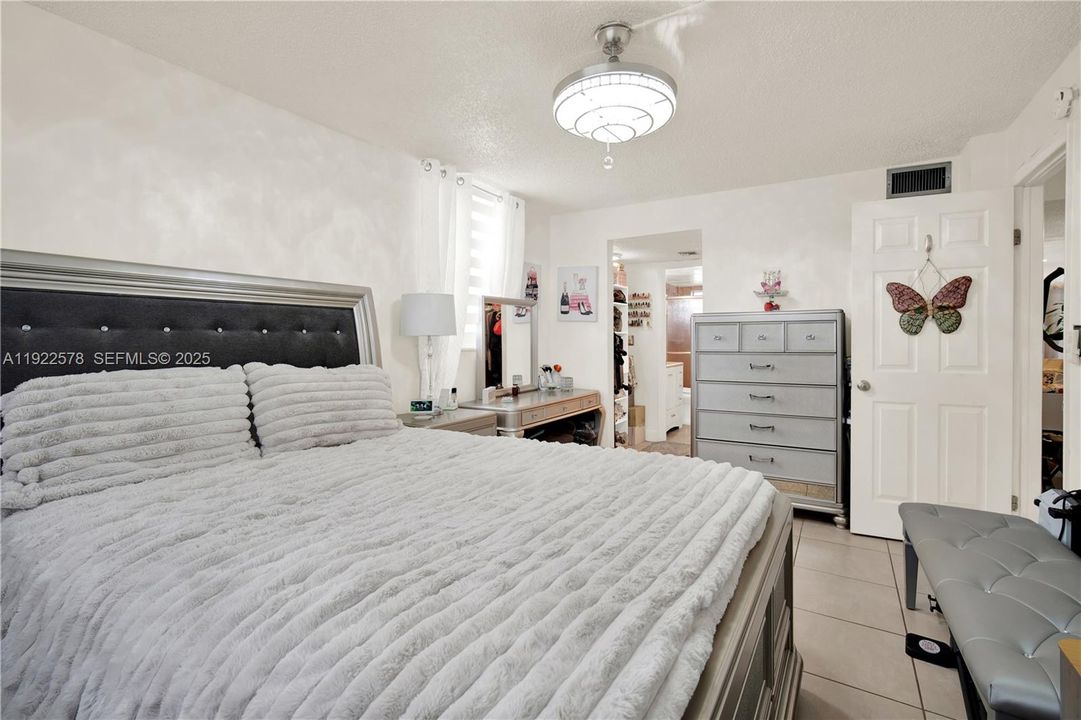 For Sale: $240,000 (2 beds, 2 baths, 1117 Square Feet)