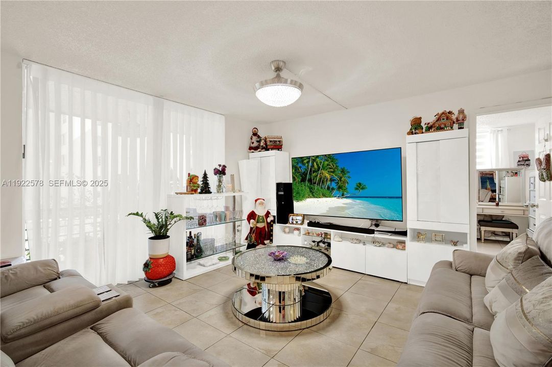 For Sale: $240,000 (2 beds, 2 baths, 1117 Square Feet)