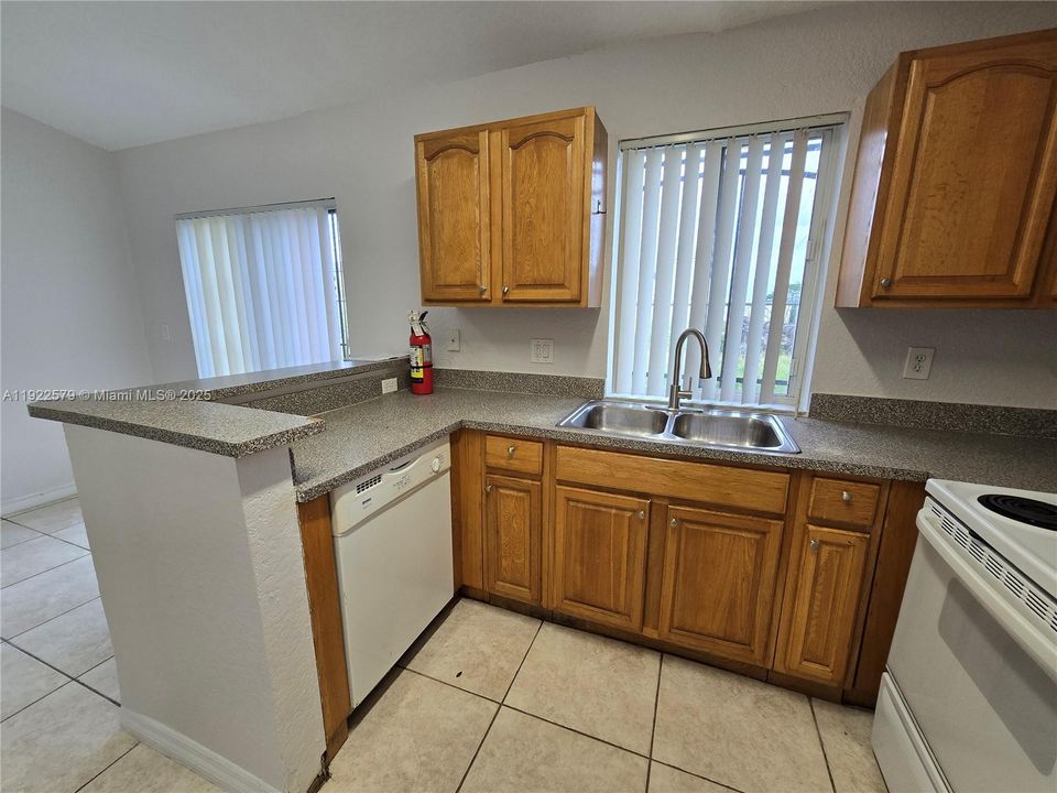 出租: $2,100 (3 贝兹, 2 浴室, 1202 平方英尺)