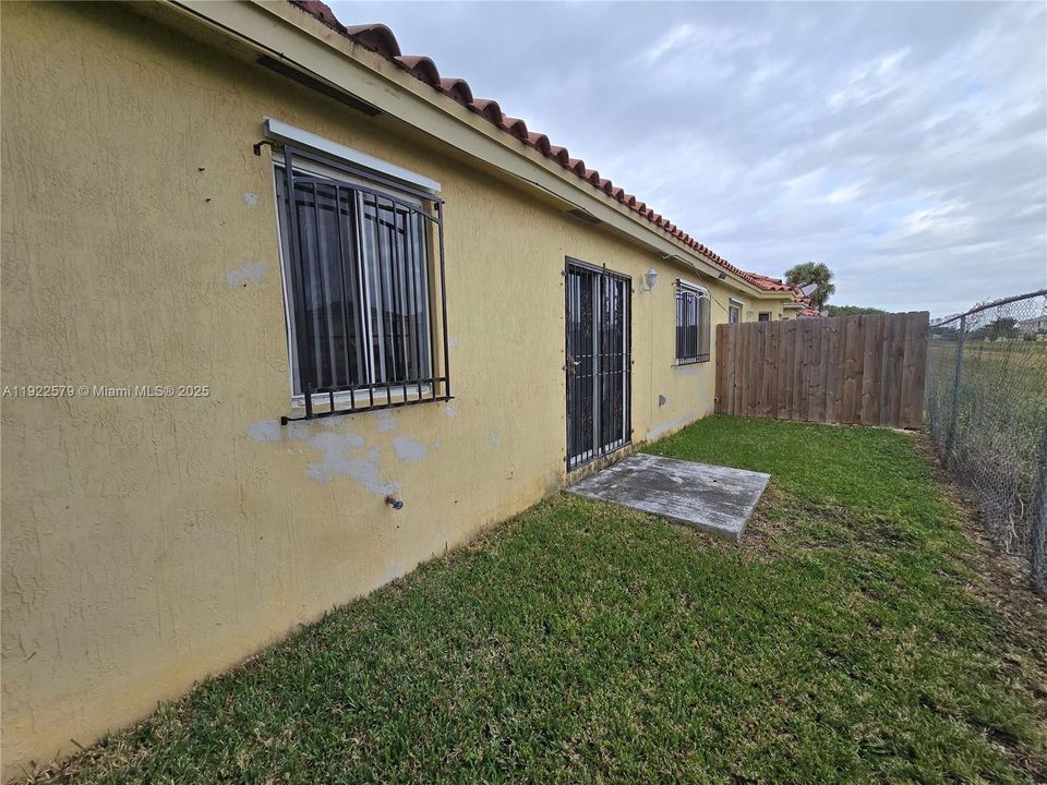 出租: $2,100 (3 贝兹, 2 浴室, 1202 平方英尺)