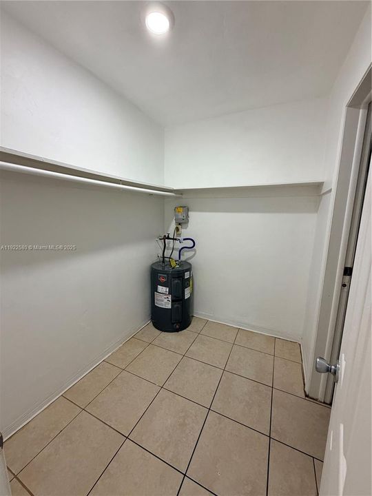 出租: $1,250 (0 贝兹, 1 浴室, 5381 平方英尺)