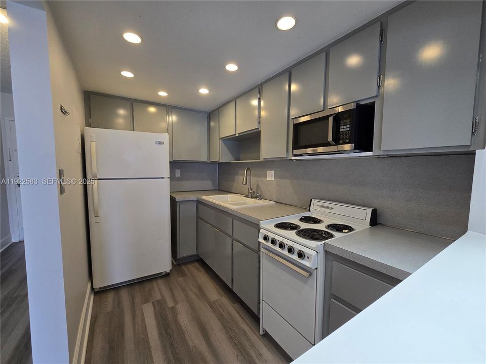 For Rent: $1,500 (0 beds, 1 baths, 576 Square Feet)