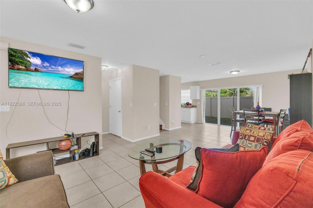 待售: $385,000 (2 贝兹, 2 浴室, 1270 平方英尺)