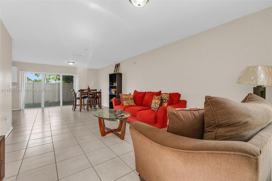 待售: $385,000 (2 贝兹, 2 浴室, 1270 平方英尺)