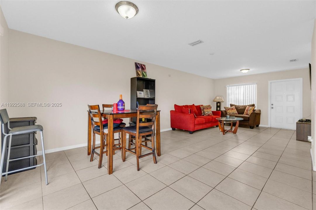 待售: $385,000 (2 贝兹, 2 浴室, 1270 平方英尺)