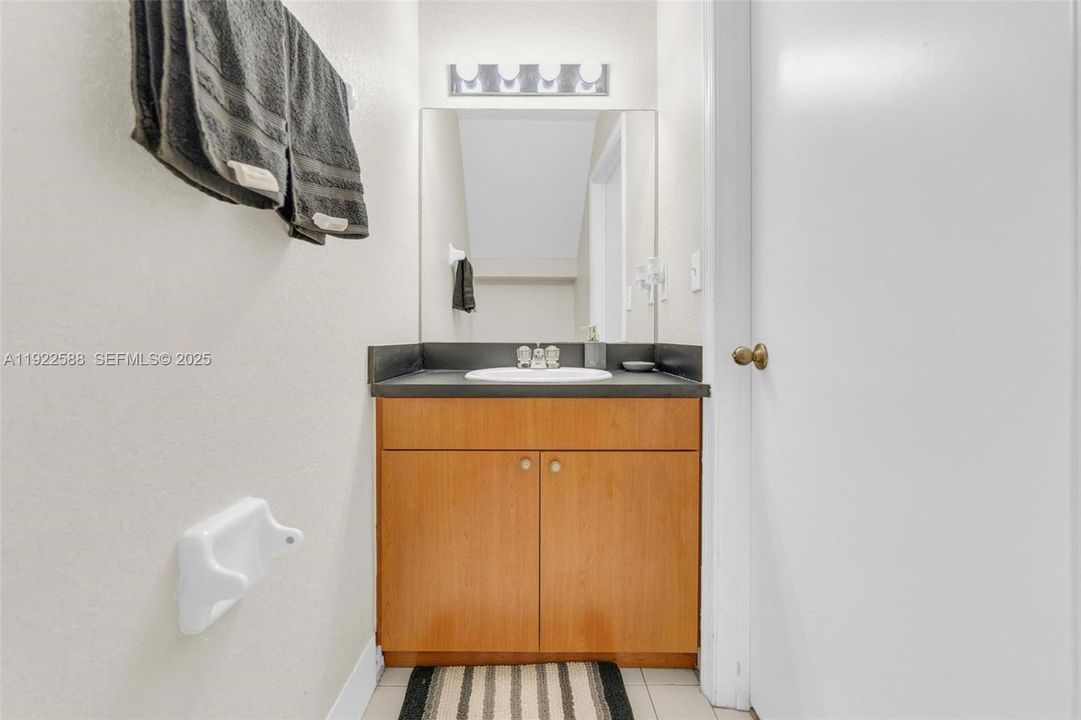 待售: $385,000 (2 贝兹, 2 浴室, 1270 平方英尺)