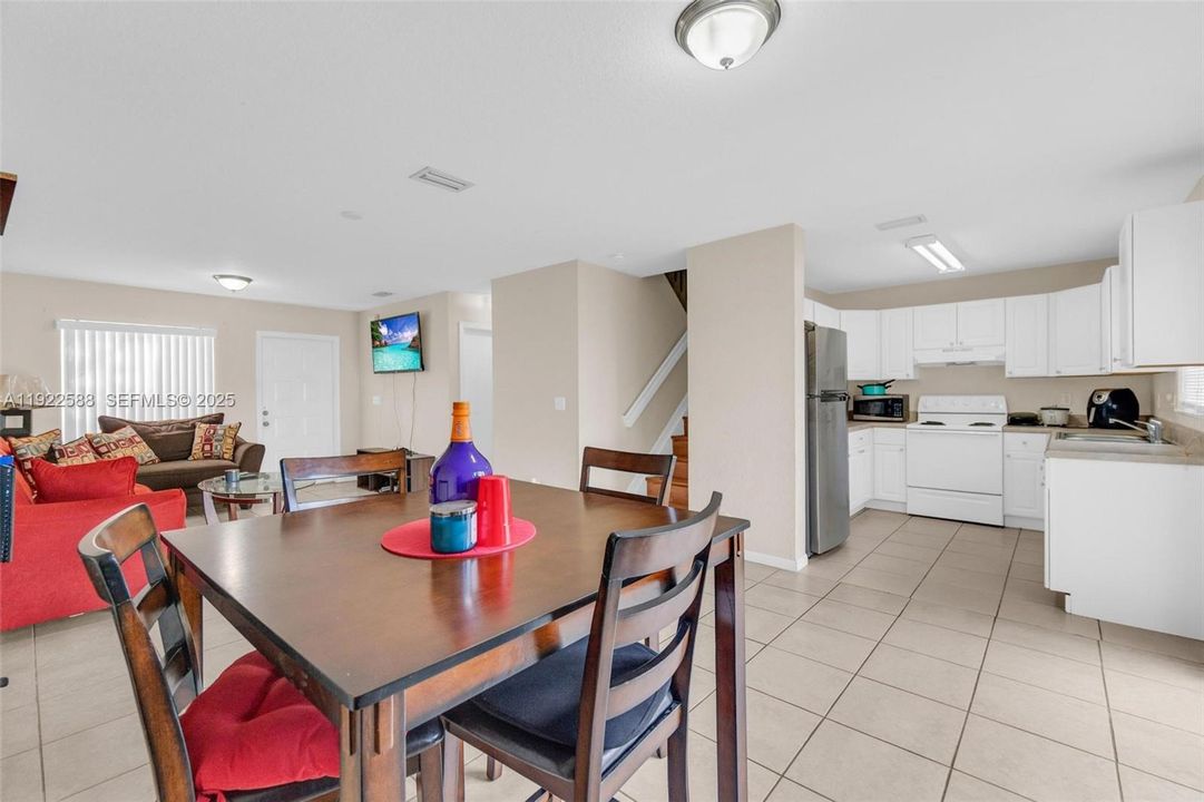 待售: $385,000 (2 贝兹, 2 浴室, 1270 平方英尺)