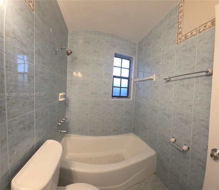 For Rent: $2,600 (3 beds, 2 baths, 1128 Square Feet)