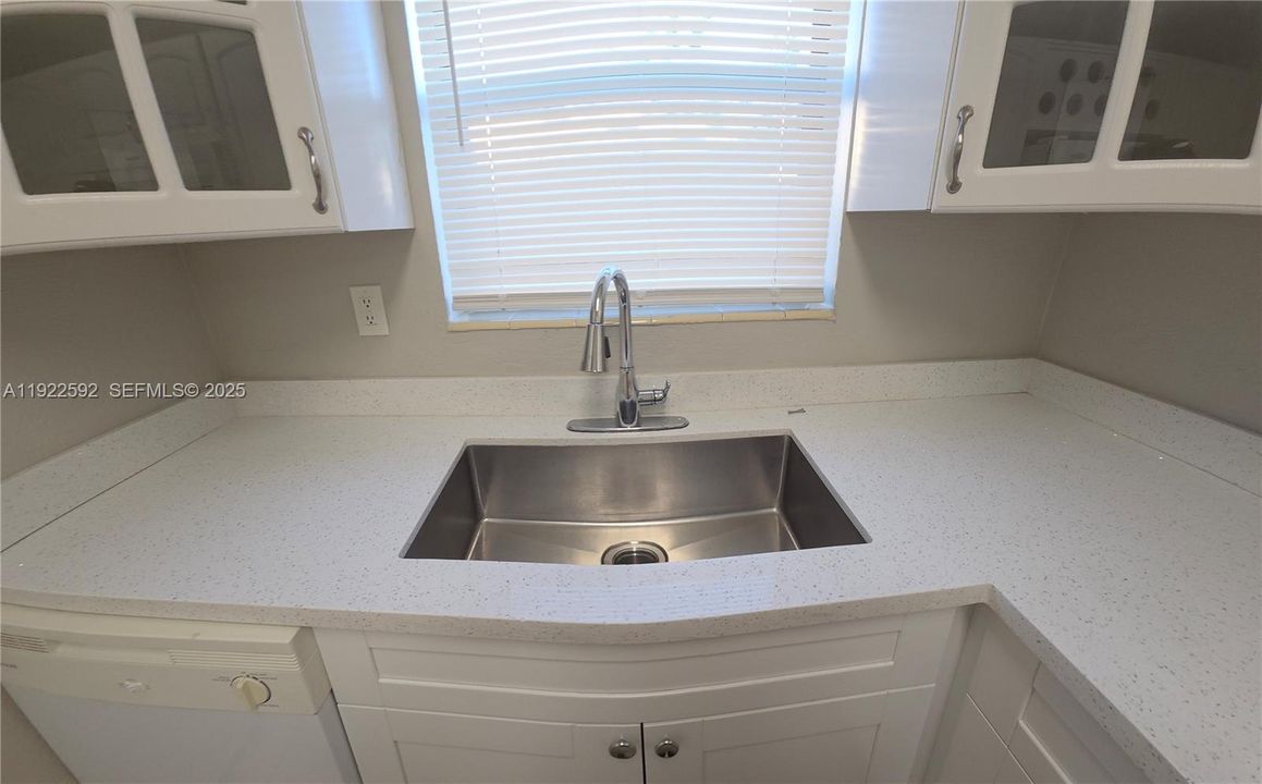 For Rent: $2,600 (3 beds, 2 baths, 1128 Square Feet)