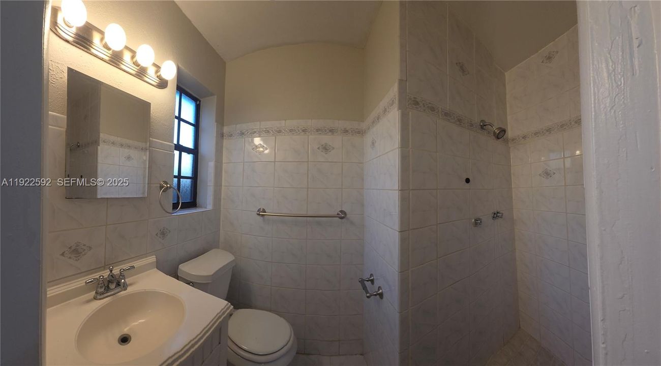 For Rent: $2,600 (3 beds, 2 baths, 1128 Square Feet)