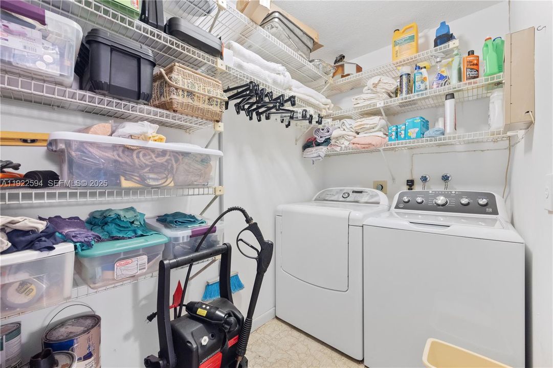 For Sale: $400,000 (2 beds, 2 baths, 1292 Square Feet)