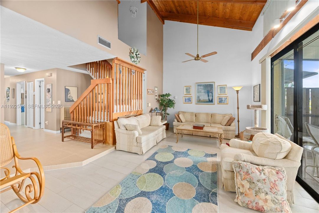 For Sale: $400,000 (2 beds, 2 baths, 1292 Square Feet)