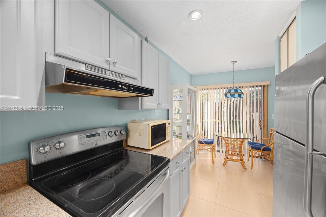 For Sale: $400,000 (2 beds, 2 baths, 1292 Square Feet)
