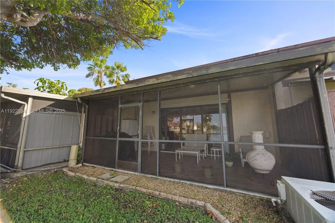 For Sale: $400,000 (2 beds, 2 baths, 1292 Square Feet)