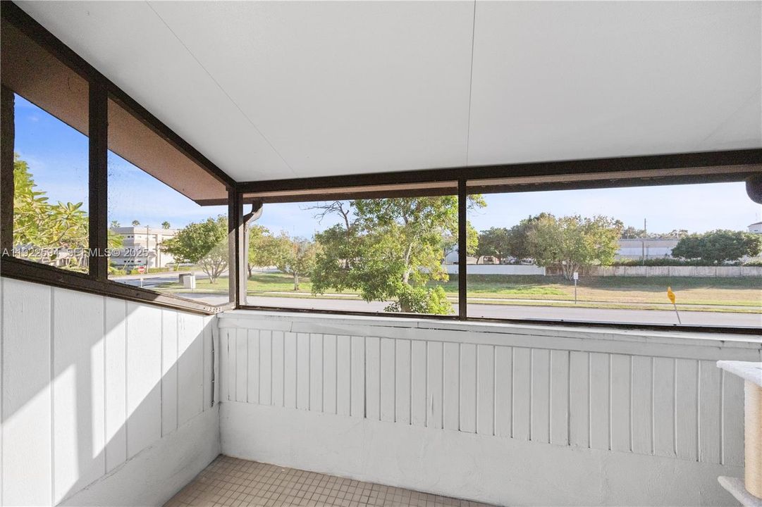 For Sale: $400,000 (2 beds, 2 baths, 1292 Square Feet)