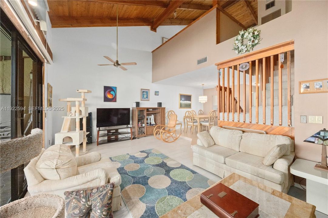 For Sale: $400,000 (2 beds, 2 baths, 1292 Square Feet)