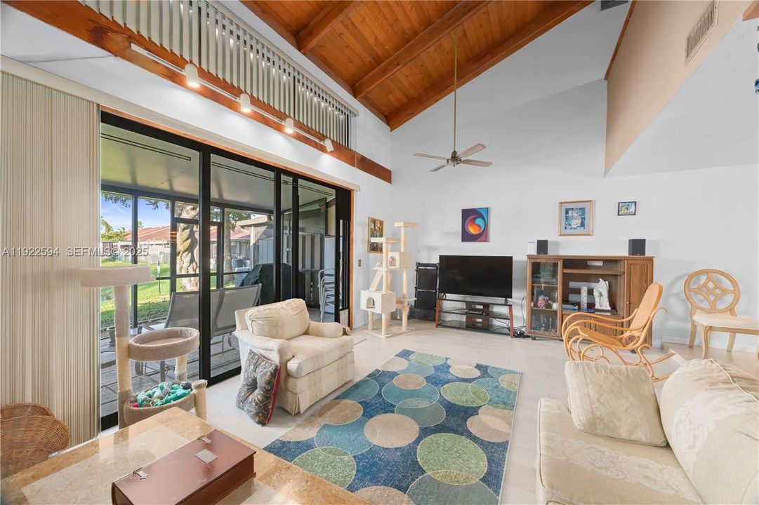 For Sale: $400,000 (2 beds, 2 baths, 1292 Square Feet)