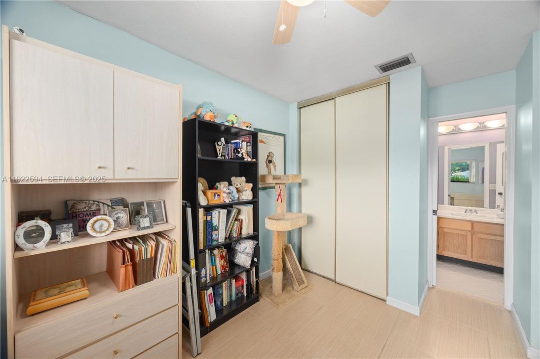 For Sale: $400,000 (2 beds, 2 baths, 1292 Square Feet)