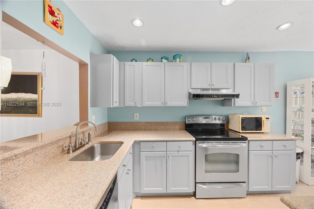 For Sale: $400,000 (2 beds, 2 baths, 1292 Square Feet)