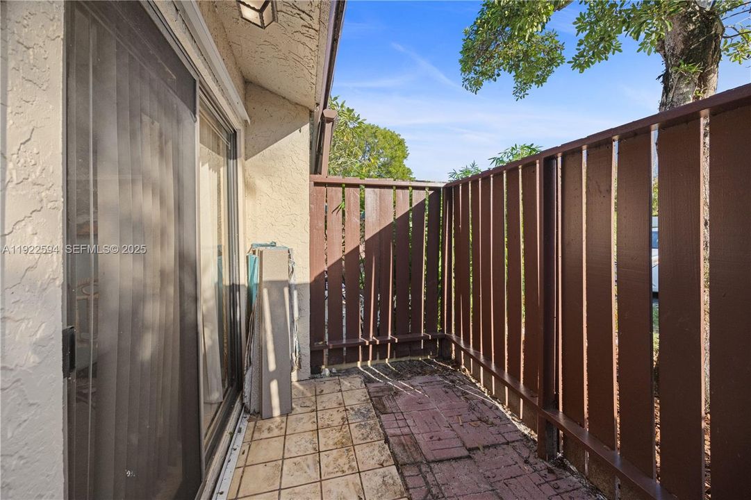 For Sale: $400,000 (2 beds, 2 baths, 1292 Square Feet)