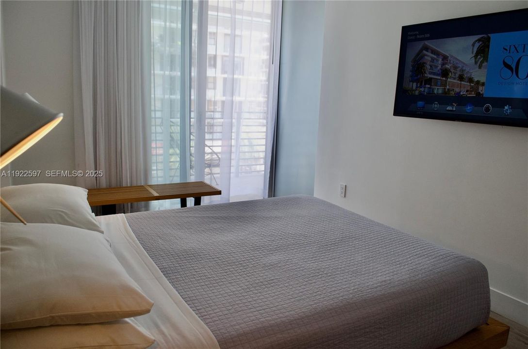 For Sale: $394,900 (1 beds, 1 baths, 437 Square Feet)