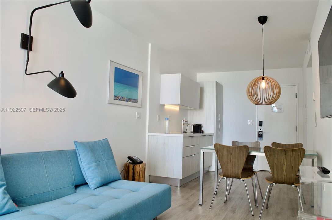 For Sale: $394,900 (1 beds, 1 baths, 437 Square Feet)